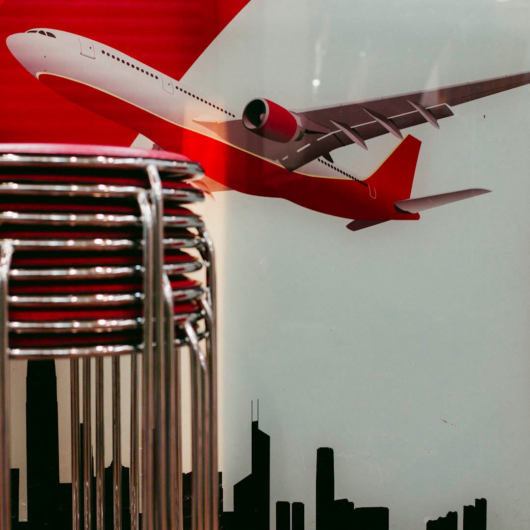 三樓的 PEYA Travel 就在 Mang Ambo’s 小食店斜對面，是一間主要售賣往返菲律賓機票的旅行社。11年前，菲律賓中產 Yanyan 被公司派到香港培訓，期間遇到拿香港工作簽證的澳洲丈夫。兩人閃婚後，她進入環球大廈工作、創業，如今店裡八成客人是菲傭，一天有150-300張訂單，是環球大廈最成功的年輕商人。