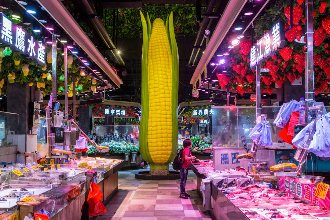 大圍隆亨街市的中央，一條巨型粟米如神像般聳立，街市名為「M.C.Box」，「M.C.」代表Mr Corn。