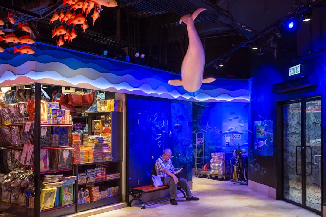 長發街市於去年2月,街市商戶因不滿領展將街市外判予建華集團,因而罷工一周,但未有成果,較高的租金及入場費,趕走了一些小商戶。