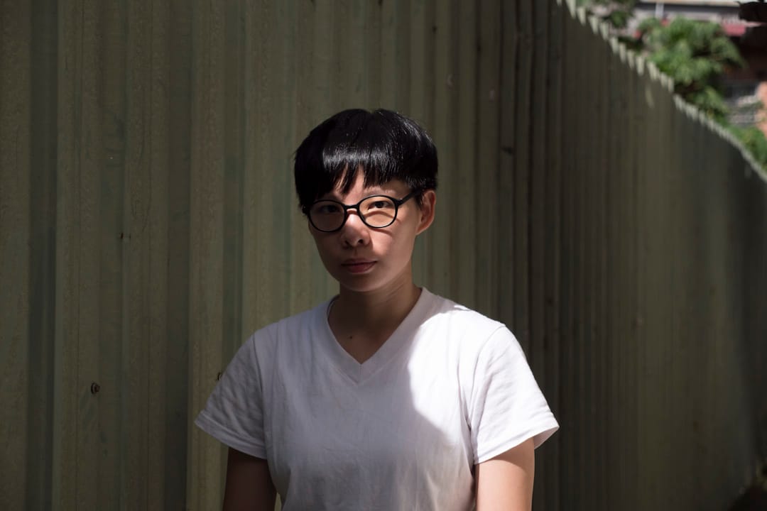 简莉颖戴眼镜,为的是抗蓝光,因为前几年工作过度,身体对蓝光产生排斥,看太久电脑萤幕会开始晕眩。