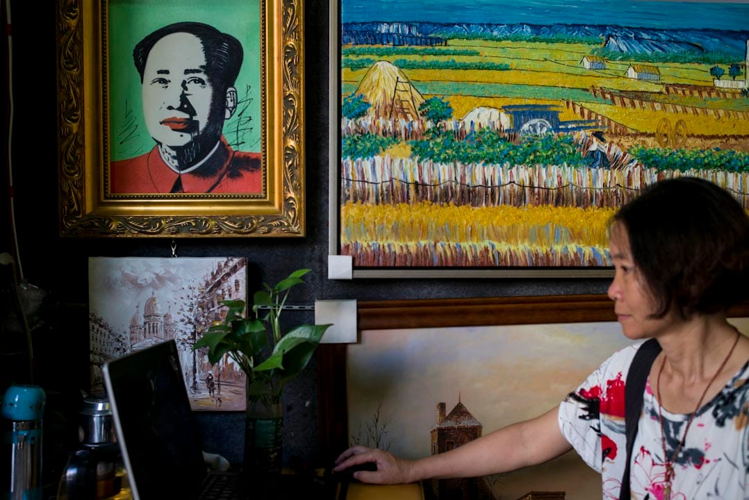 一幅模仿安迪·沃荷(Andy Warhol)作品的毛澤東肖像畫,售價為180元人民幣。