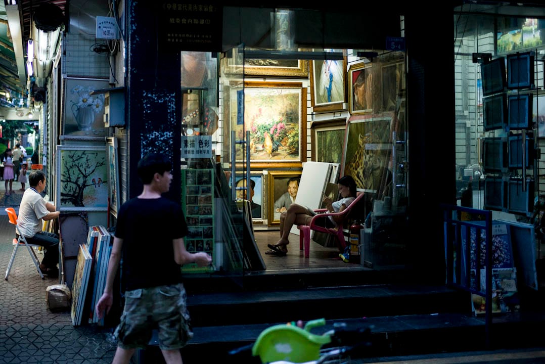 大芬村有「世界油畫工廠」之稱,這裏生產的臨摹畫作和名人肖像,會經銷到世界各地。