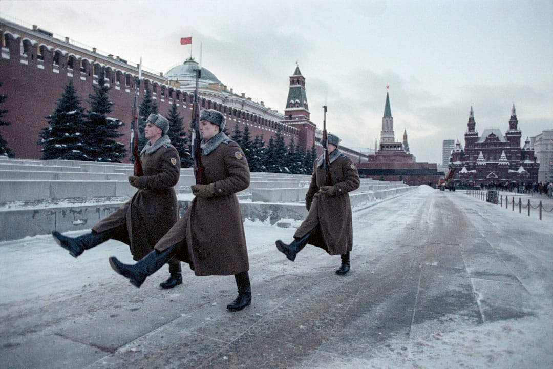 1989年，蘇聯士兵在街上巡邏。