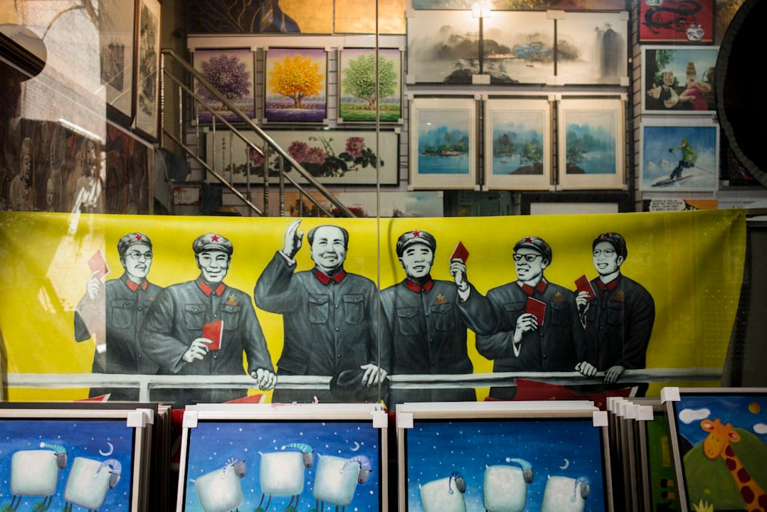 大芬村一間畫廊,展示一幅領導人群像油畫。