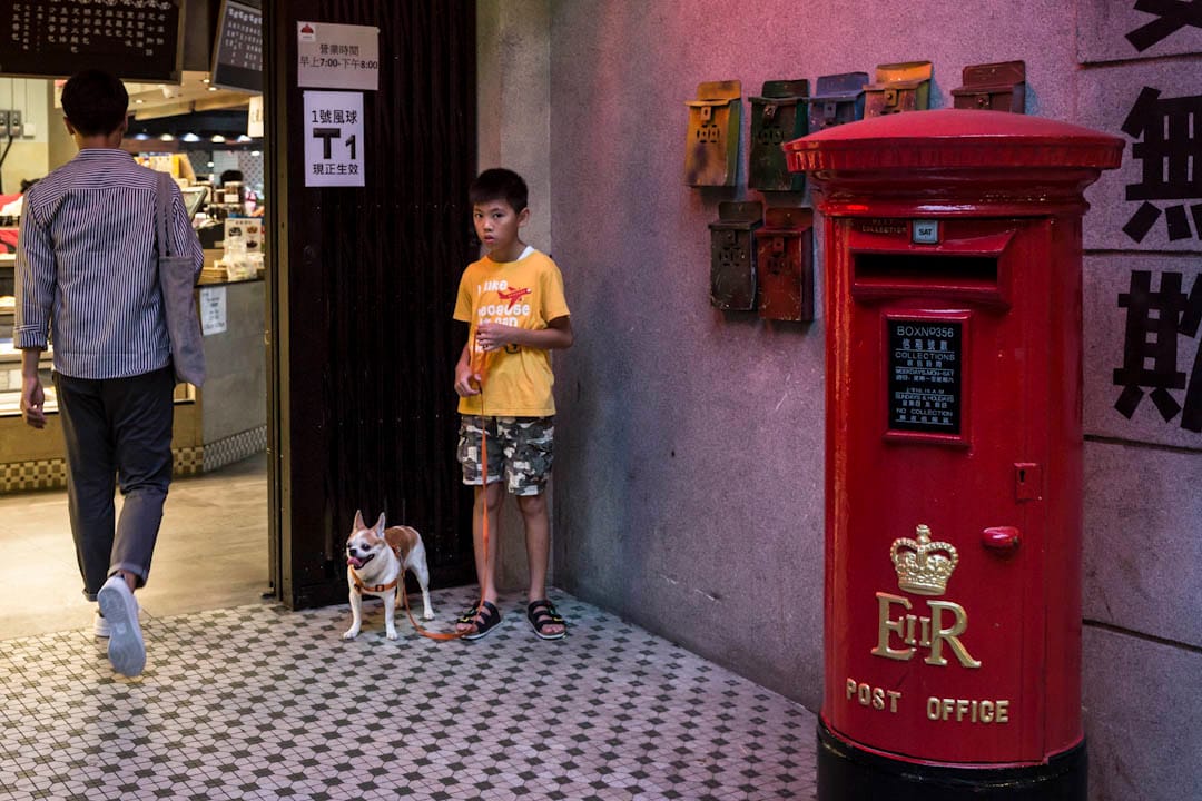 新市鎮東涌沒有政府的食環街市,又缺乏售賣鮮肉蔬果的地舖,逸東邨居民選擇少,日常只能於粉飾成舊香港的街市𥚃買餸。