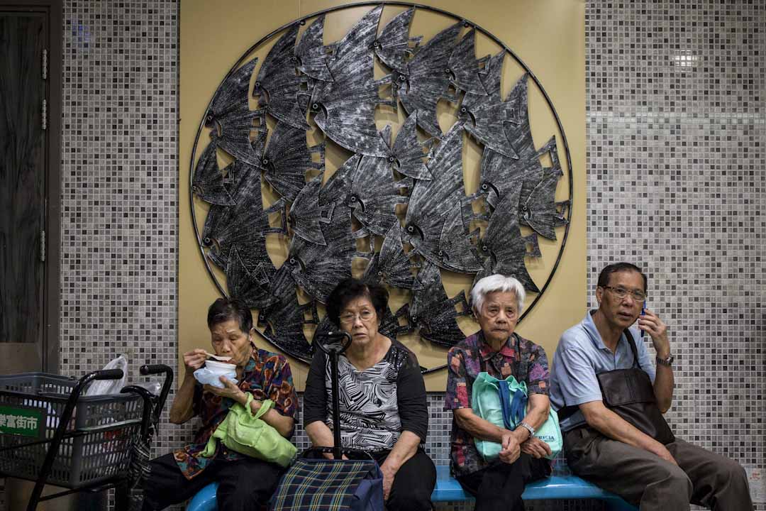 老人家在領展樂富街市內休息乘涼,那裡曾被「升級」成豪華街市。