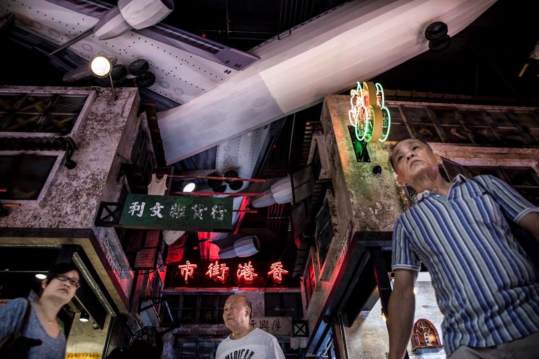 逸東邨街市像 廠景,一架飛機模型懸掛在天花板,模仿昔日九龍城唐樓的奇觀。