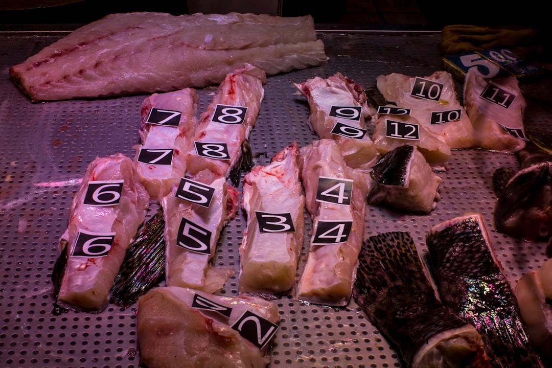 生劏的魚肉貼上號碼,供客人選購。