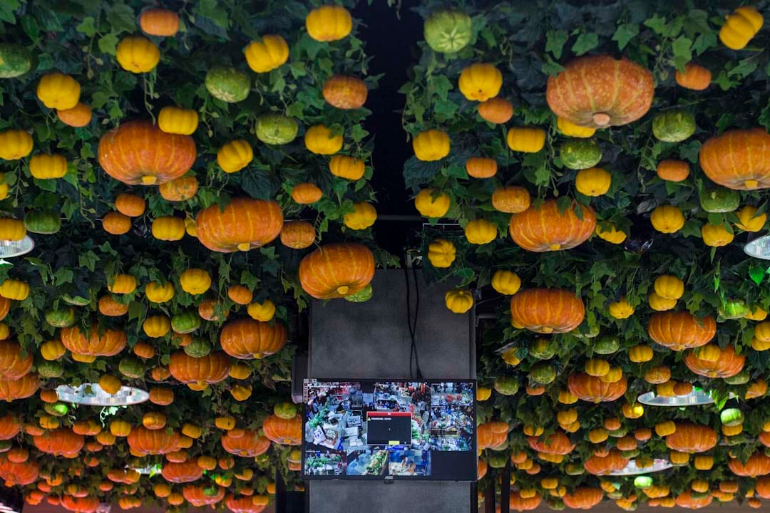 由建華管理的隆亨街市,天花板掛滿各式疏果,店舖裝有閉路電視。