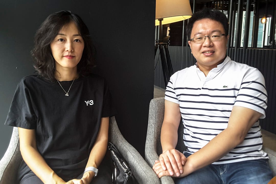 两名参与罢工的电视台员工。