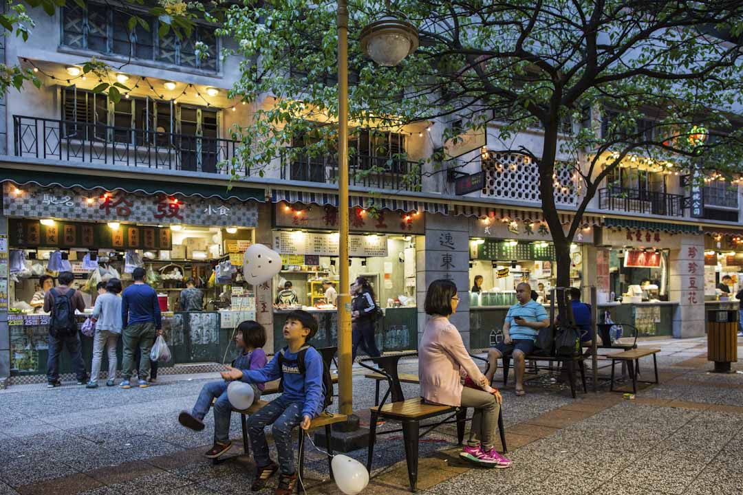 逸東街市外有各式小食,裝飾成古舊的街坊小店。