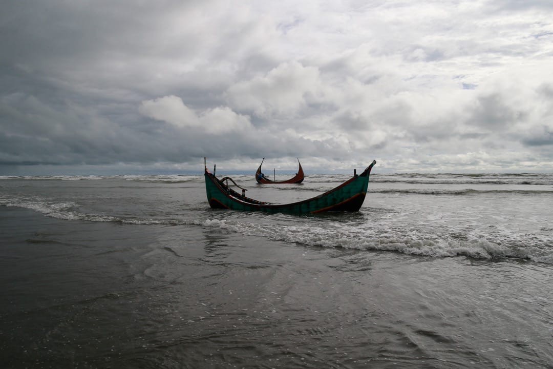 2017年8月31日，在孟加拉海岸，孟加拉村民搜获两艘协助罗兴亚人逃难时翻沉的船，翻船造成26名妇孺死亡。