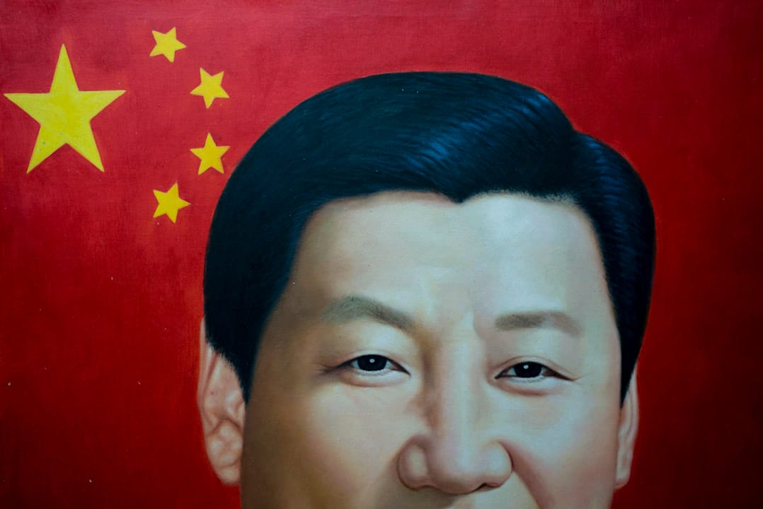 在大芬村,畫家通常會以客人提供的照片來繪畫領導人,這幅肖像就是由一位客人將習近平照片與中國五星紅旗合成作影像,再付費讓畫家繪製而成的。