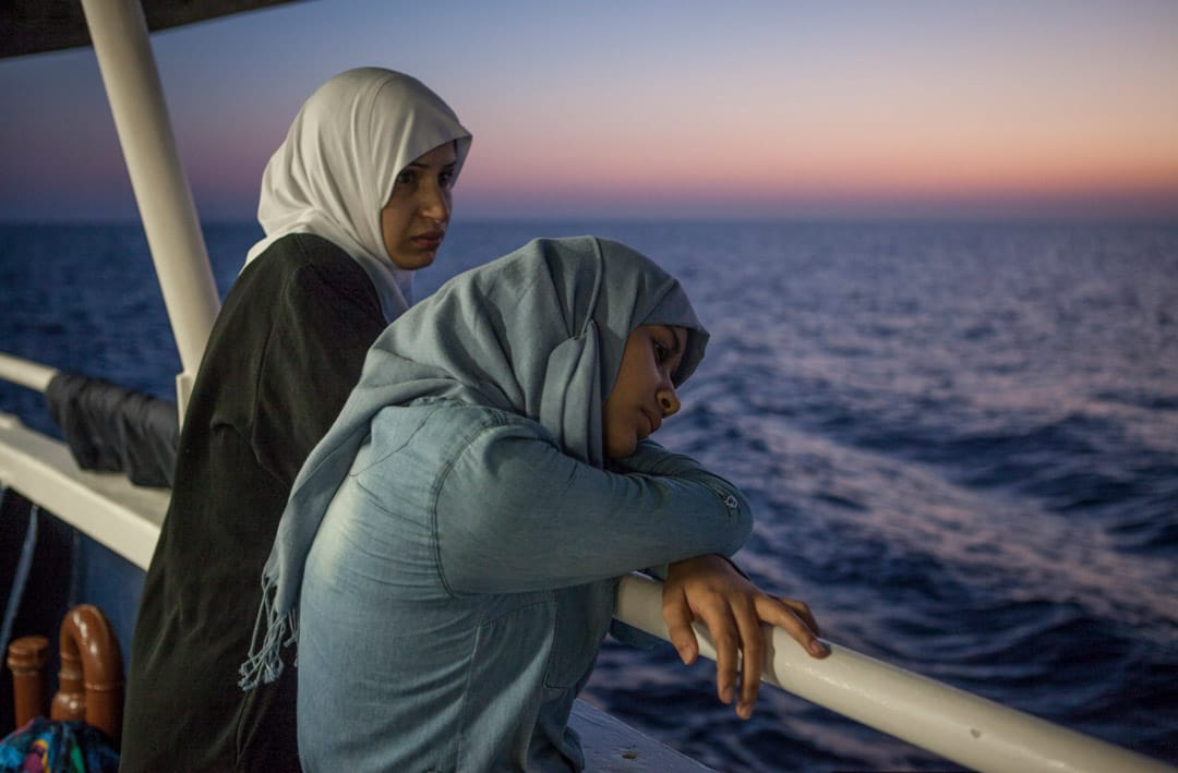 巴勒斯坦裔敘利亞理髮師 Rosa Gai 和敘利亞學生 Enas Darwich 被移民海上援助站 (MOAS) 的救援隊從一艘在利比亞海域,載有414名移民的船上救起,並登上救援隊的救生船「鳳凰號」。