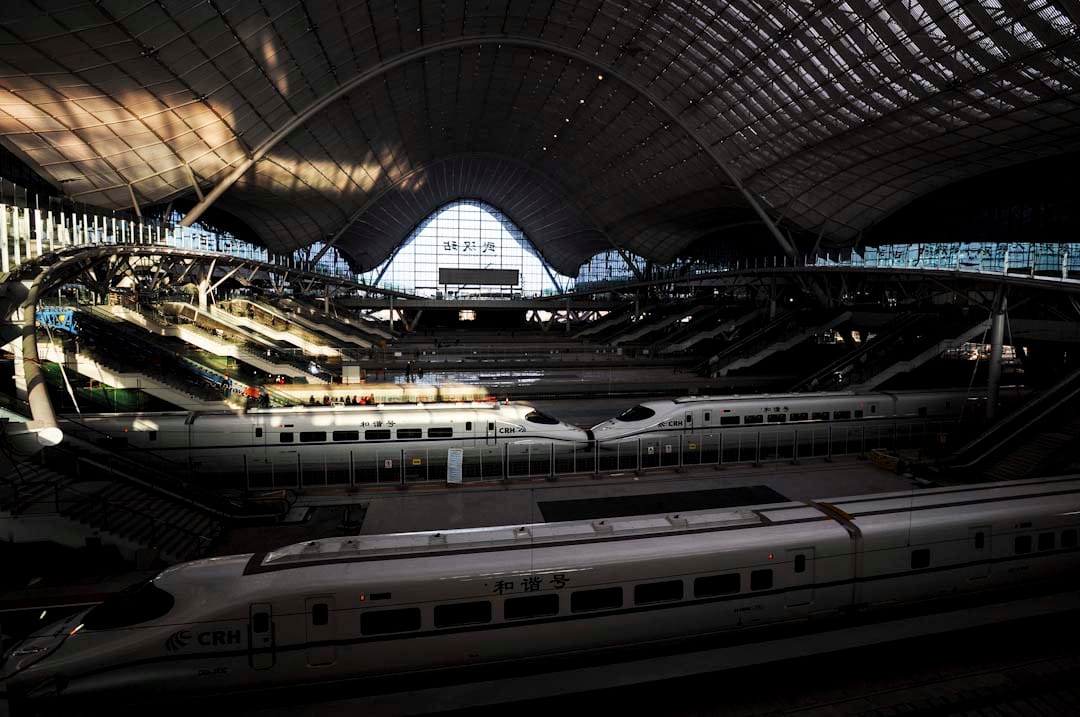 武汉站位于湖北省武汉市洪山区，毗邻三环线，是京广高速铁路中途枢纽车站，亦是武九客运专线的起始站，于2009年12月26日随武广高铁的开通启用。