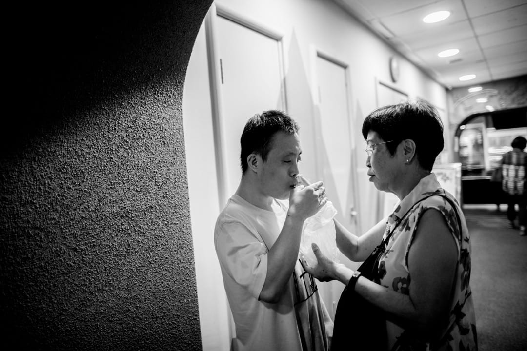 洵詣在上攀石課前吃媽媽為他準備的蛋糕,補充體力。