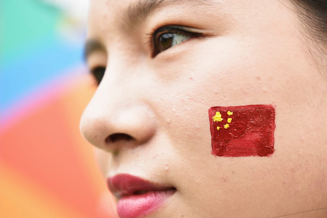 2015年，深圳的一個高爾夫球賽事上，一位女士在她的臉上畫了一幅國旗圖案。