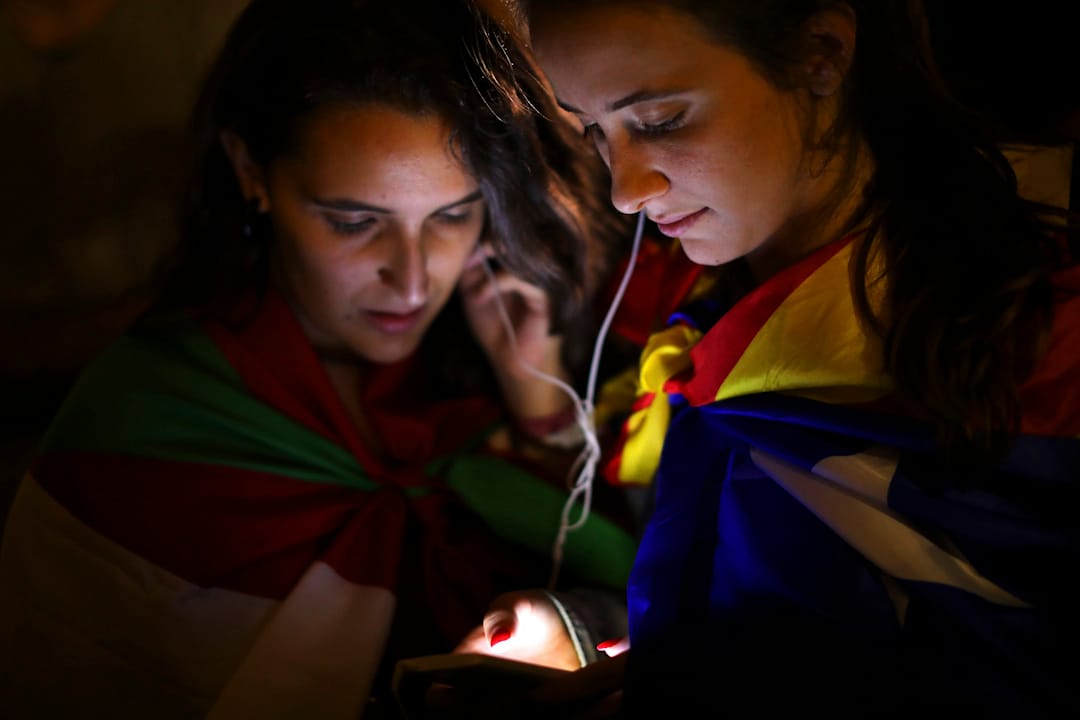 2017年10月1日，公投支持者聚集在巴塞隆拿學校投票站的Escola工業園外，等待加泰羅尼亞自治區的獨立公投的結果。 