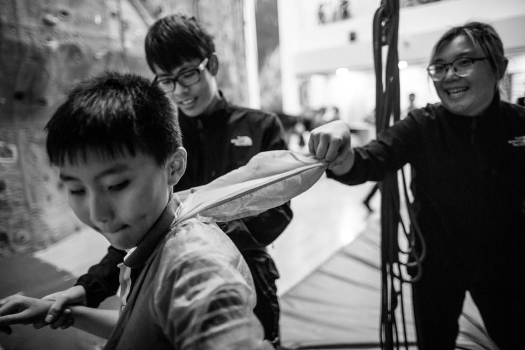 學員在向上攀爬前,需沿著不高於3米的牆身橫攀,這是熱身的一部分。這一堂,天宇橫攀時突然跳了下來,教練趕忙把他拉回來讓他完成橫攀訓練。