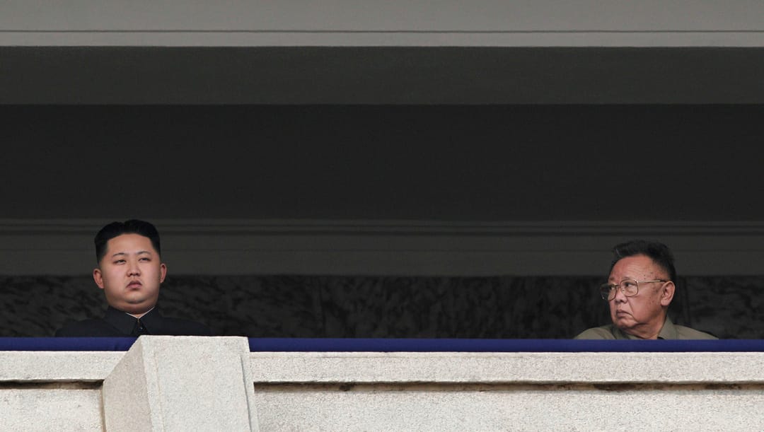 2010年10月10日，北韓領導人金正日和他的兒子金正恩出席紀念北韓勞動黨執政六十五週年紀念巡遊。 