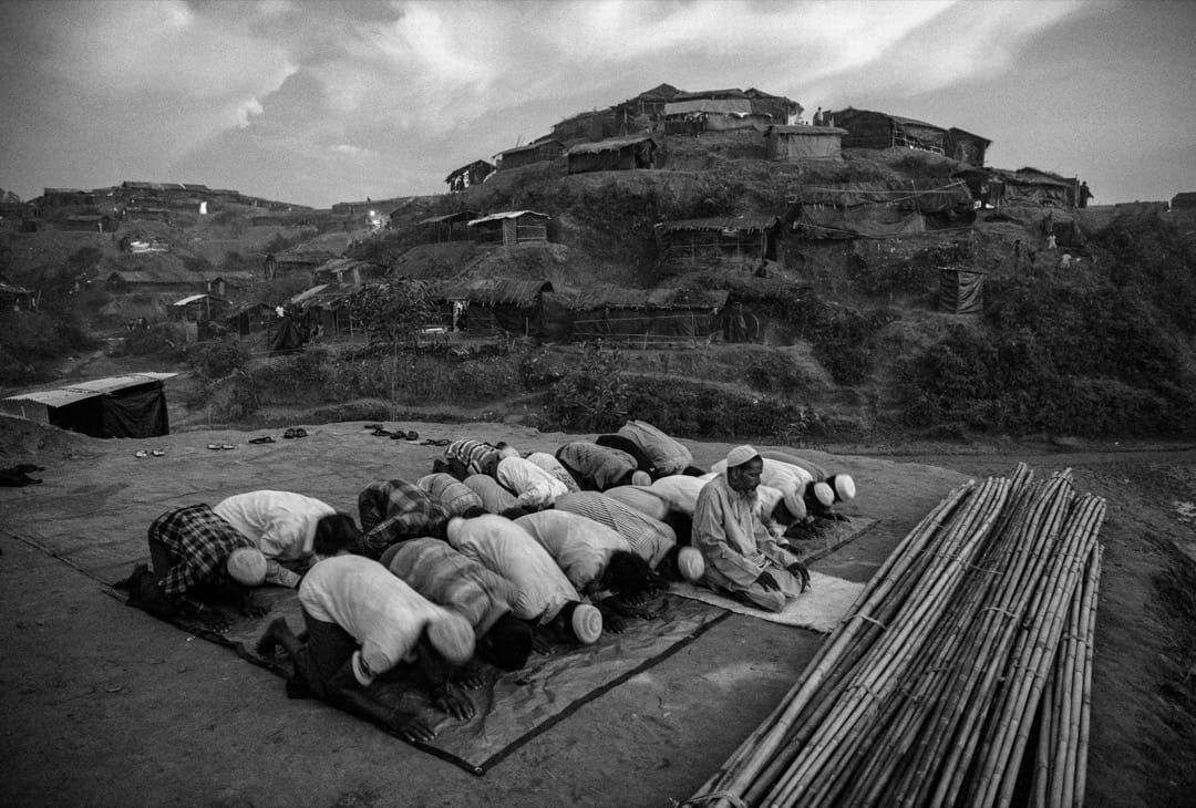 2017年9月25日，羅興亞難民在孟加拉科克斯巴扎爾縣的難民營中進行跪拜儀式，這裡將會建設一座清真寺。