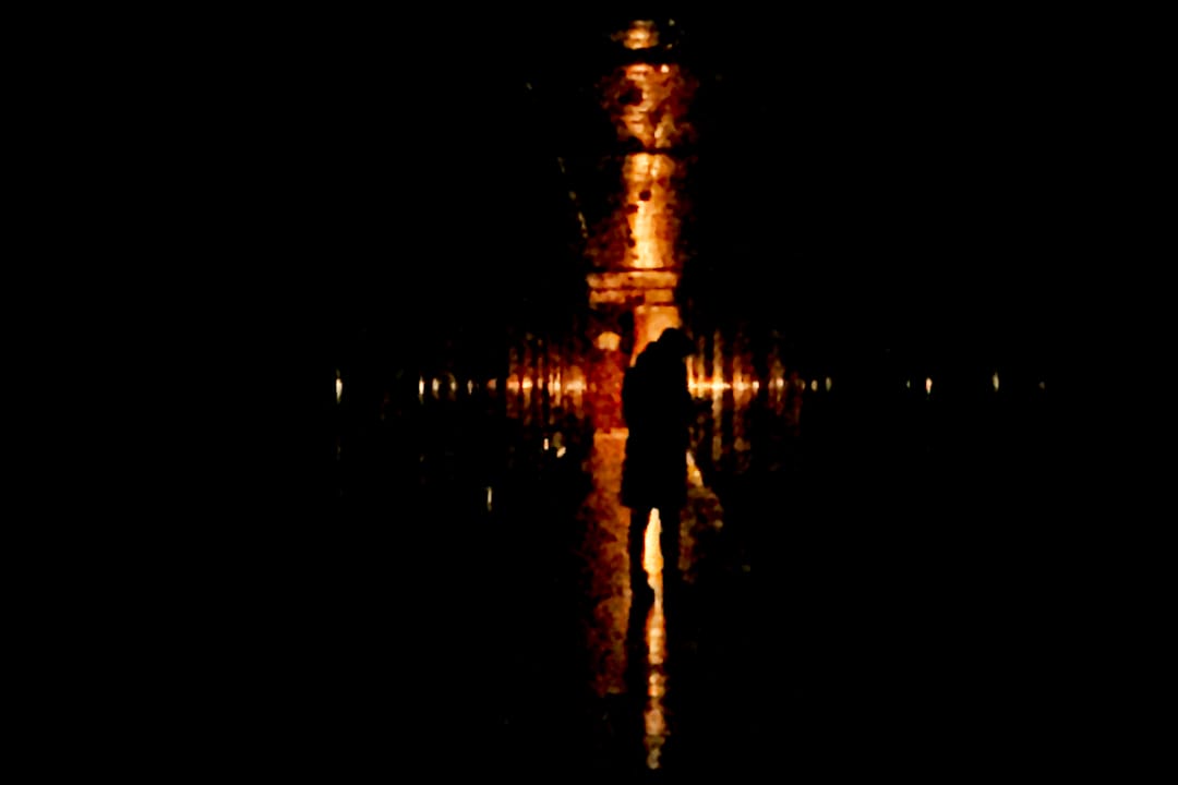 晚11點,興隆公寓一名女性租戶返回房間。長達百米的樓道盡頭是公寓老闆的辦公室和臥房,門口點著的一根蠟燭透出微微亮光。我將這張手機拍攝的照片發佈在微信群,引來討論,「說是杜絕隱患,現在暗火變明火,到底怎樣才更安全呢?」