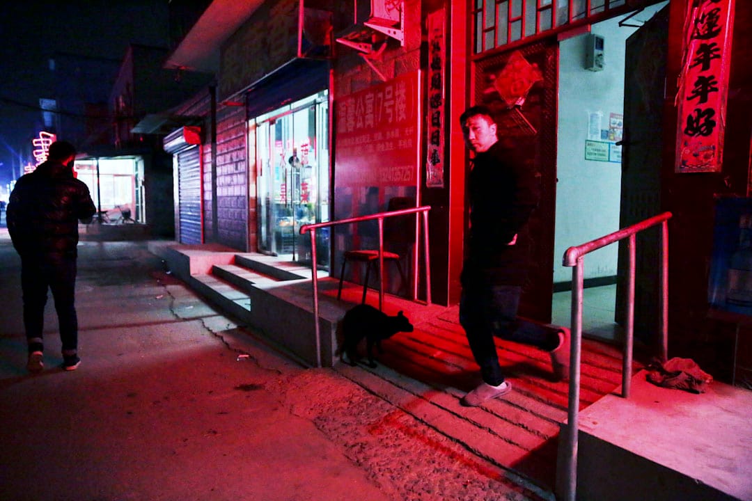 皮村中心商業街的東側街道,來往行人的狀態如常。