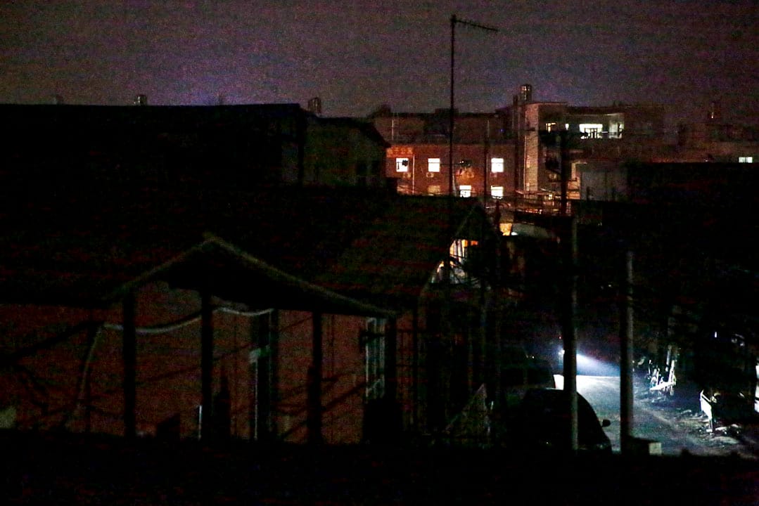 站在興隆公寓三層的窗口向北望,以徐尹路為界,皮村北部的供電維持正常,南部外圍的公寓區漆黑一片,偶有車輛駛入照亮路面。