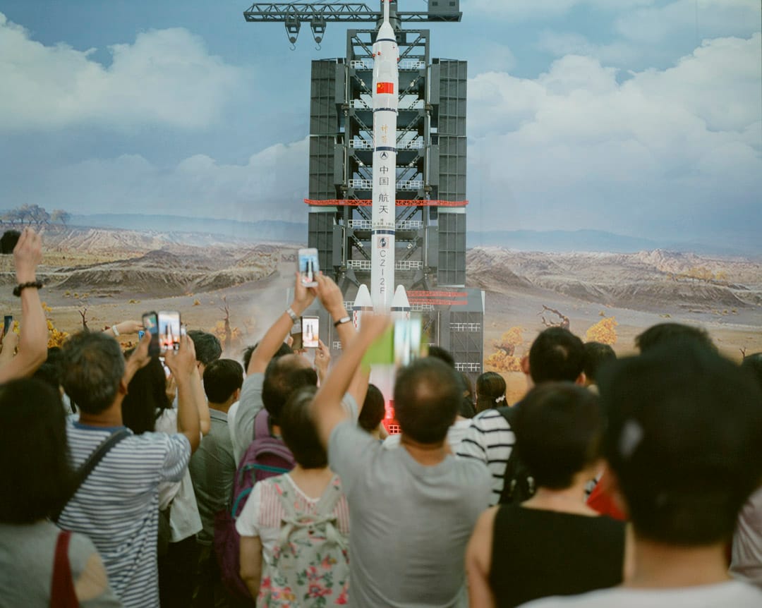 2017年6月，維園舉行以內地航空科技為主題的展覽，市民拍攝升空中的火箭。