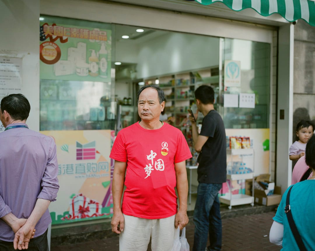 2017年10月，內地旅客站在土瓜灣一間售賣護理品的店舖前。