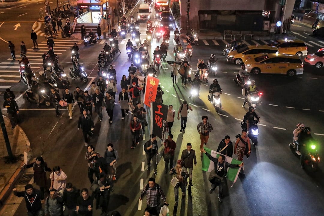 傍晚游行结束后过百人拒绝离开，在街头流窜，造成西门町一带交通混乱。