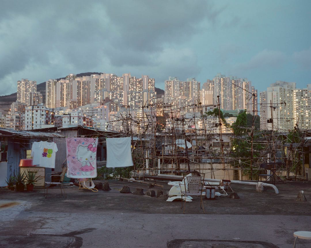 2017年6月，九龍區一個天台上，懸掛著晾曬的衣服，遠處是公共房屋。