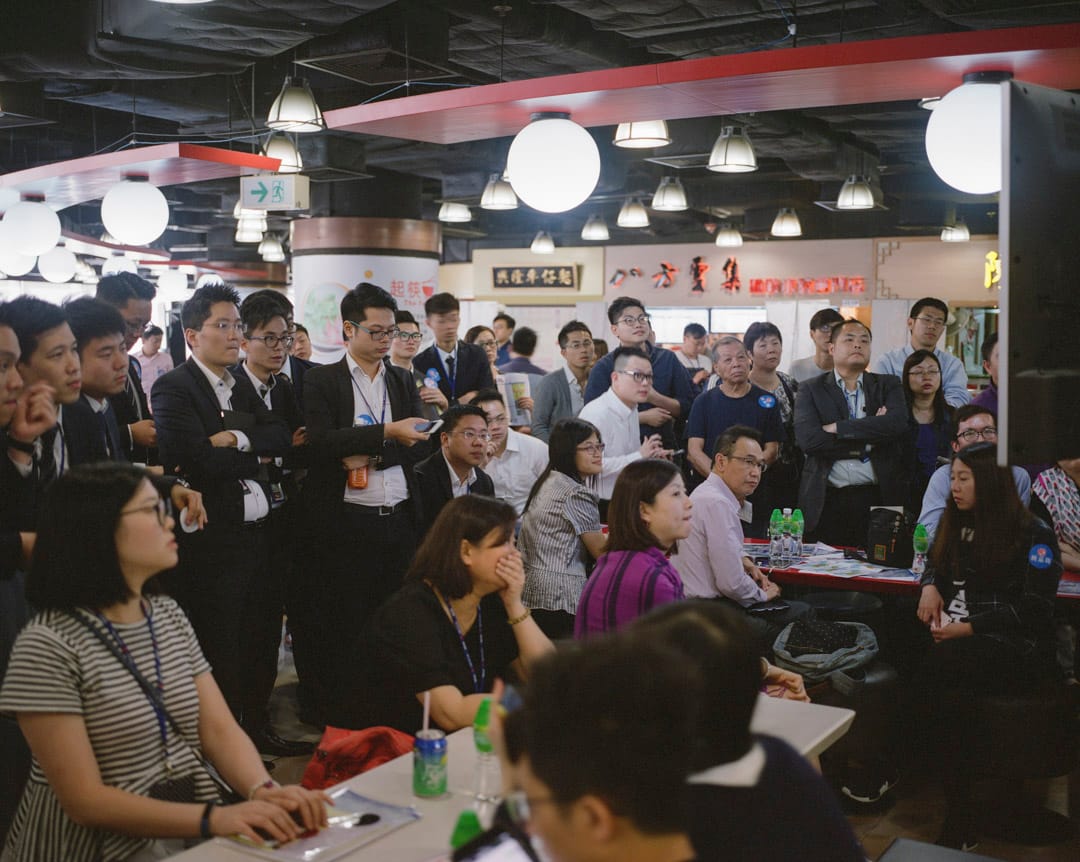 2017年5月，新樓盤在紅磡一個商場開售，地產經紀正留心觀看屏幕上的攪珠結果。