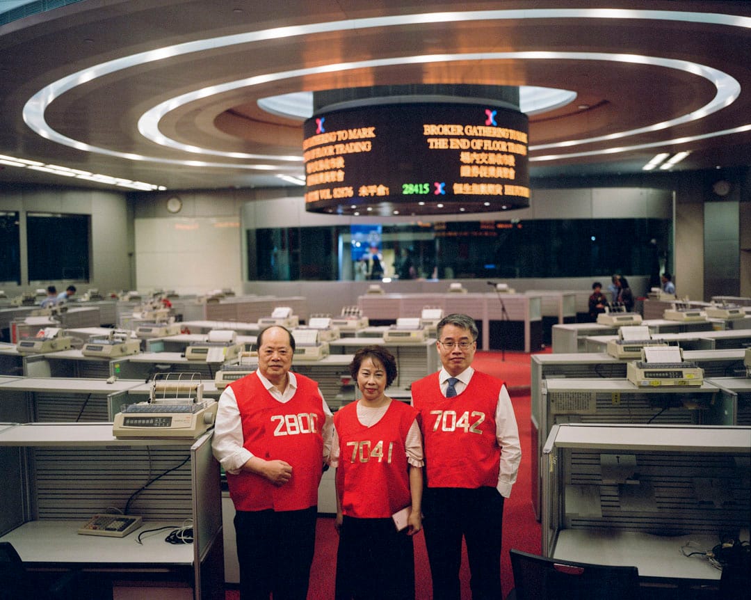 2017年10月，有32年歷史的港交所交易大堂最後一天，出市代表在會場拍照留念。