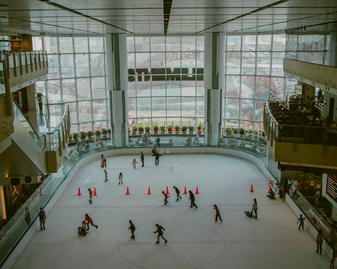 2017年7月，高鐵西九龍總站施工中，旁邊一個商場內的溜冰場。