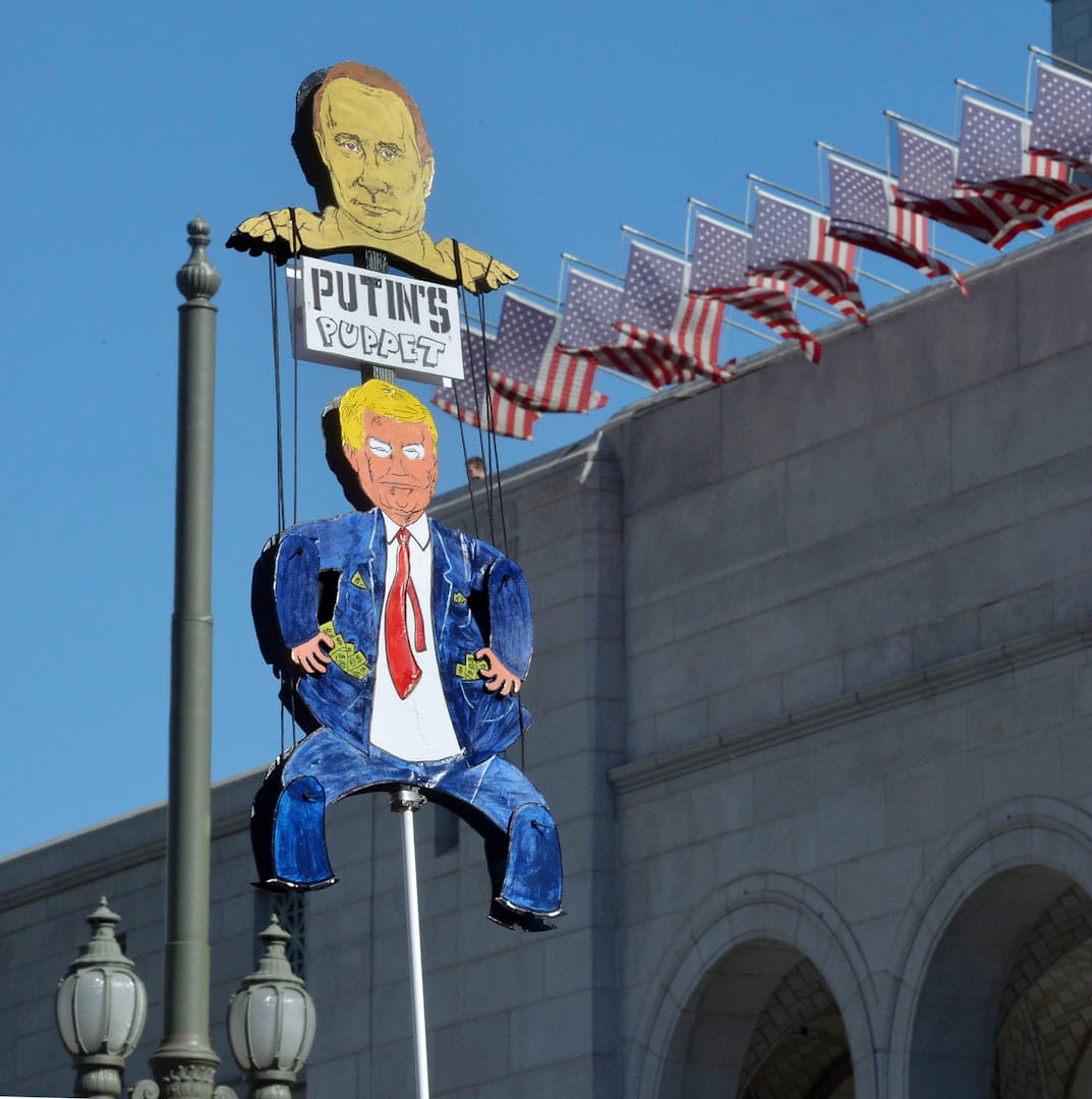 洛杉磯，約350,000人參與2018年度女性大遊行，將對美國總統特朗普的憤怒化成力量喚起民眾對女性議題的關注。其中有參與者自製紙牌諷刺特朗普是俄羅斯總理普京的傀儡。