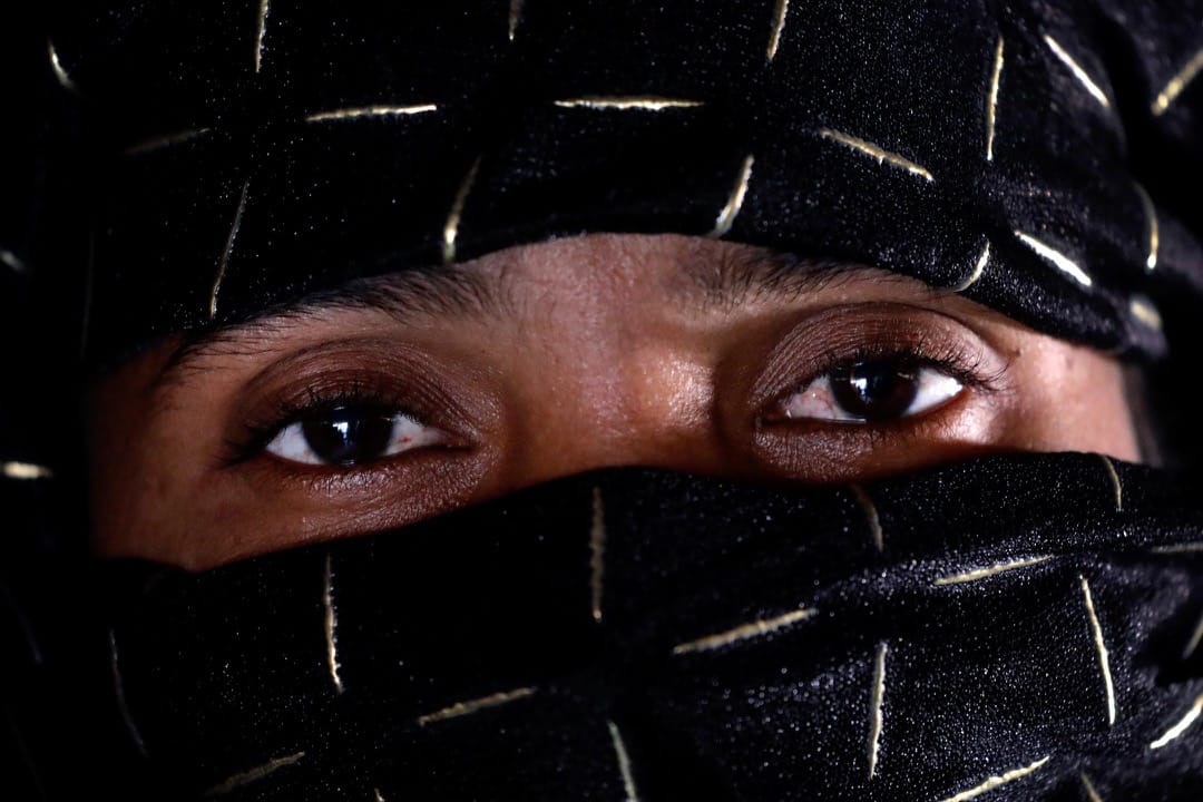 八月的一個早上，士兵將N所住的村莊包圍，十八名士兵闖進她家，把她和她嫂子和外母拖到村莊的中心，搶去她們的首飾。其後，三名男子把N帶到山頭毆打，又拿出小刀恐嚇她，最後他們將N的衣服扯掉，輪姦了她。當時N太害怕了，不敢還手。事後男子們把N棄置在山頭。N回到家後並沒有把事件告訴任何人，她身體和心靈受的痛，只有啞忍。