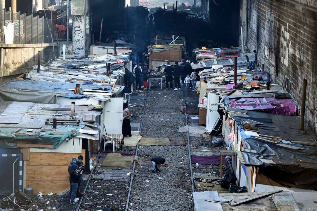 2017年2月22日，法國巴黎第18區的廢棄鐵路線沿線，有聚多羅姆人居住的棚屋。