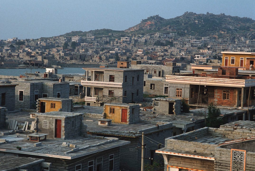 緊張的台海關係也被認為是福建作為「前線地區」得不到發展的主要原因。1990年，福建的國內生產總值僅是鄰省廣東的三分之一。圖為1992年的福建。