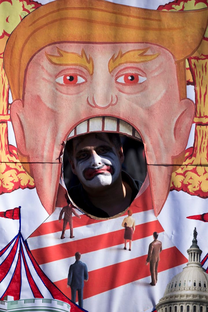 三藩市，49歲的Gil Mendez拿著自製特朗普紙牌參與2018年度女性大遊行。