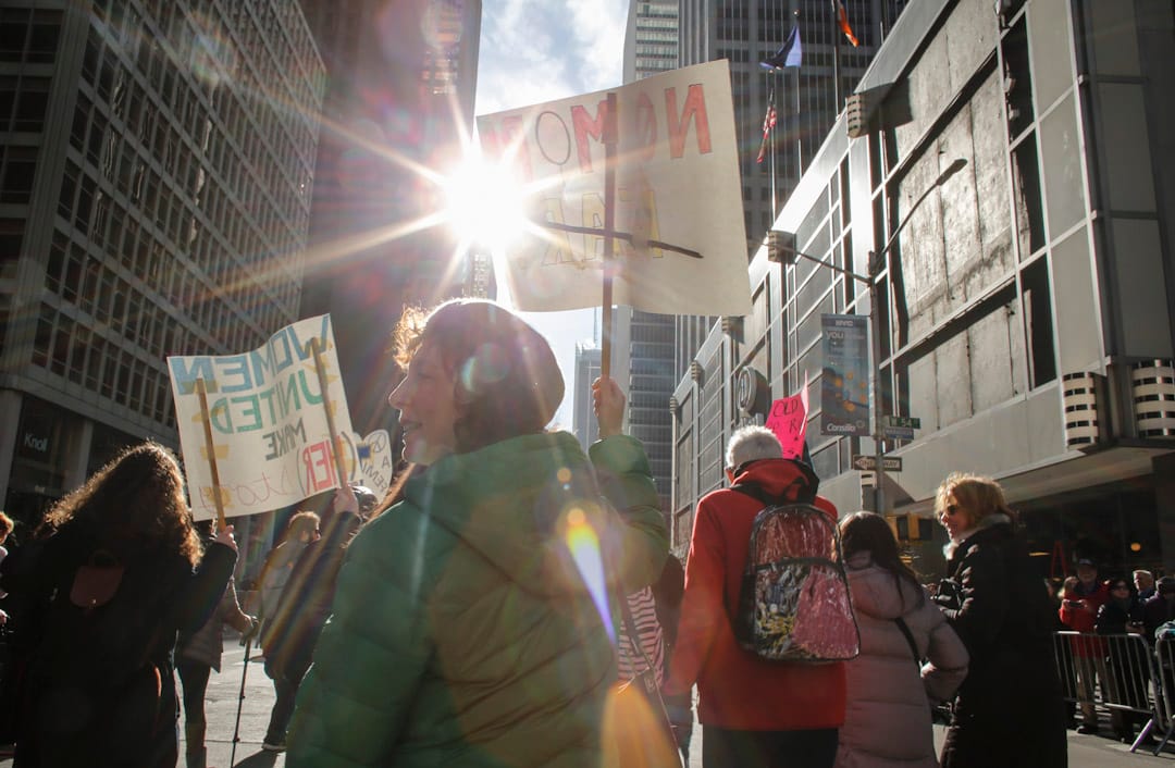 紐約市，曼哈頓第六大道人頭湧湧，擠滿了參與2018年度女性大遊行的人，他們都舉著支持女權運動、平權運動等的標語。