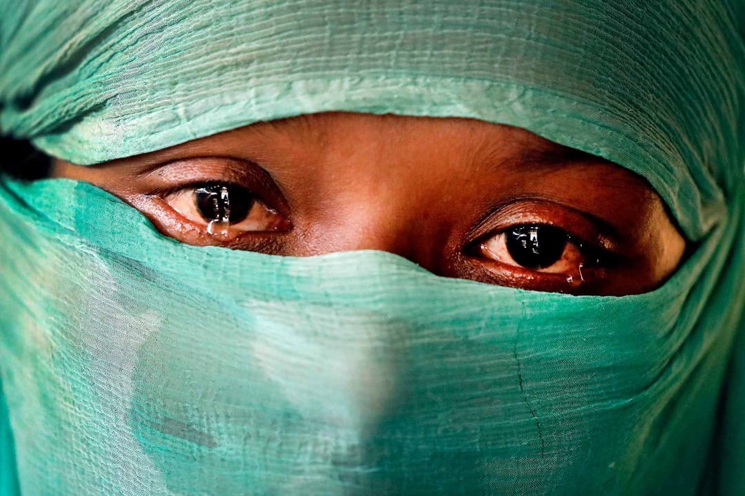 六月清晨，F與丈夫還沉睡在被麥田圍繞的家裡，毫無戒備之中，七名士兵衝進他們的臥室。就在幾天前，士兵殺害了她的父母，而她的哥哥也已失踪。她說，她知道，這次輪到她了。士兵們將F的丈夫殺害，扯下她身上的首飾，撕破她的衣服並將她摔在地上，開始了對她的輪姦。暴行結束，他們又將赤裸的她拖至門外，放火燒了竹屋。她望著倒在火海之中新婚僅一月的丈夫，腦中一片空白。苦難並未結束，兩個月後，她發現自己懷孕了。