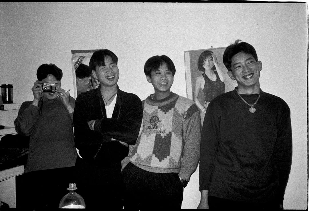 幫大家拍張照吧！美女在這裡，看這邊啦！三位大哥？