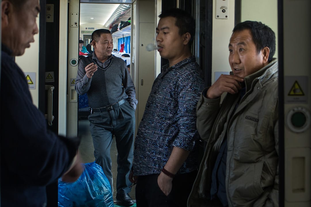 車廂與車廂間,乘客不停在抽煙。