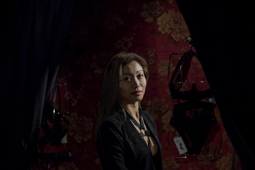 Candy在冬日裡也只穿著一件薄薄的黑色油亮皮褸,裡面襯了一件黑色綁帶胸圍,露出平坦修長的腰線,一點也不像生育兩個小孩的母親。