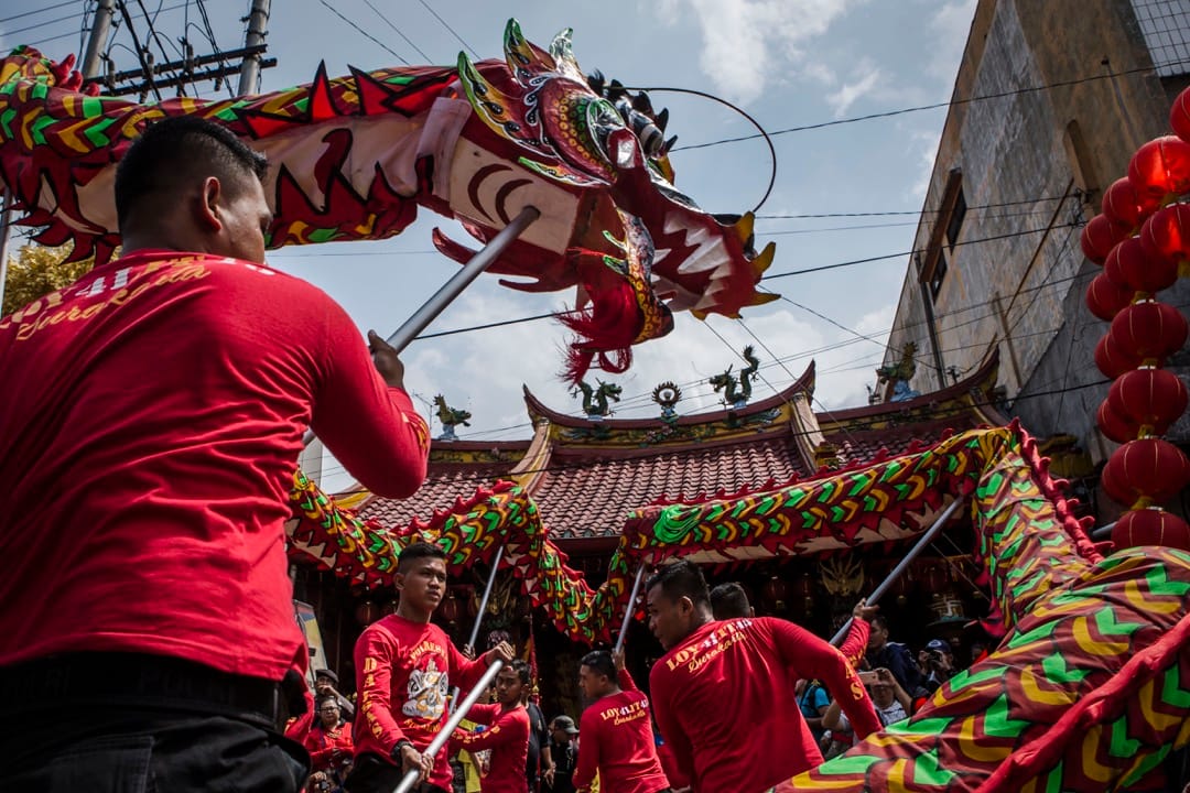 2018年2月11日，印尼梭羅市，表演者在 Tien Kok Sie 寺前上演舞龍表演，迎接農曆新年來臨。