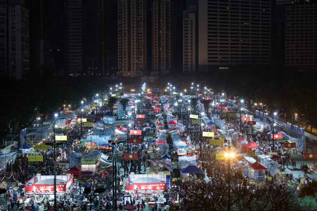 2018年2月16日，隨著年初一的太陽逐漸升起，在香港維多利亞公園舉行的年宵市場亦開始步入尾聲，擺賣的攤檔都紛紛盡最後努力把貨品都賣光。