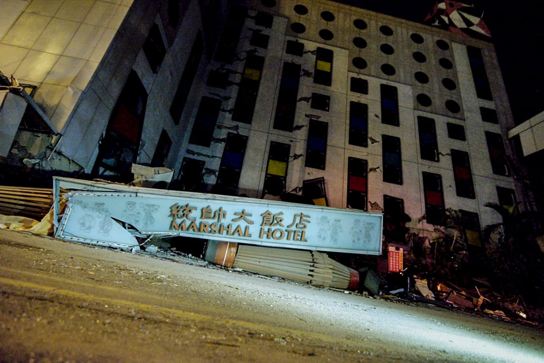 凌晨五時,災情嚴重的統帥大飯店。