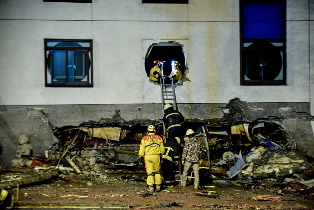 凌晨三時十分,統帥大飯店,救災人員用打破窗牆,入內搜救。