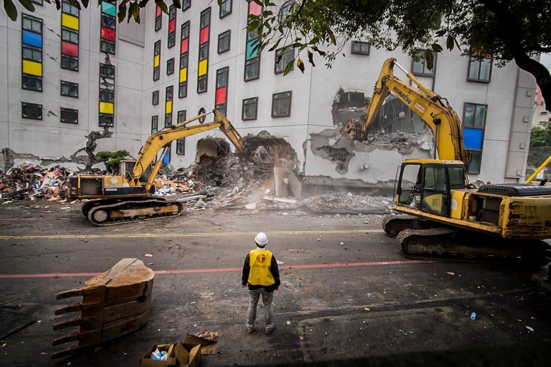 因地震而受損的統帥大飯店開始進行大規模拆除作業。屹立於美崙溪畔的統帥大飯店,是花蓮知名地標,開業於1977年,至今已有41年歷史。